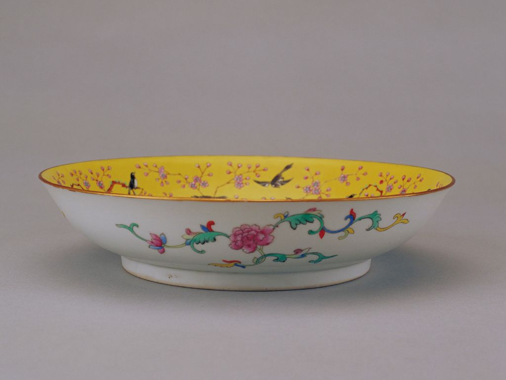 图片[1]-Yellow ground pink plum magpie pattern plate-China Archive